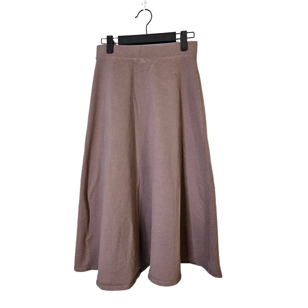 Lands' End tan, stretch waistband skirt. Size 2-4.
